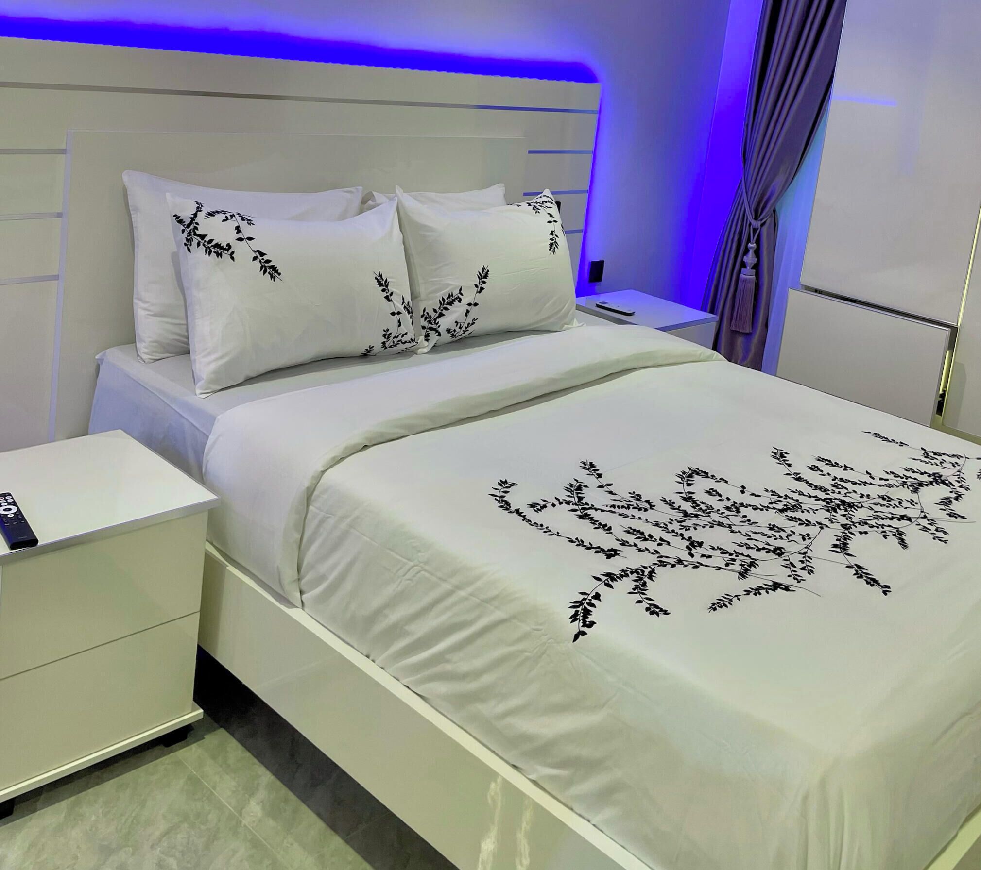 Strykejern/-brett, internettilgang og sengetøy