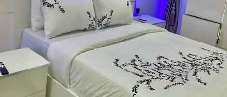 Strykejern/-brett, internettilgang og sengetøy