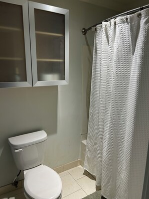 Bathroom - Charming 2-bedroom condo near Sea Palms (St. Simons Island)