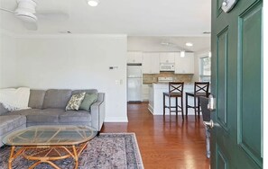 TV - Charming 2-bedroom condo near Sea Palms (St. Simons Island)