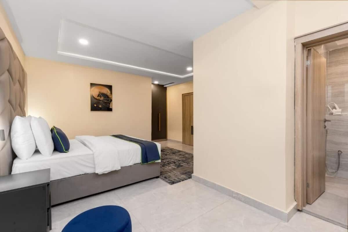 In-room safe, desk, laptop workspace, soundproofing