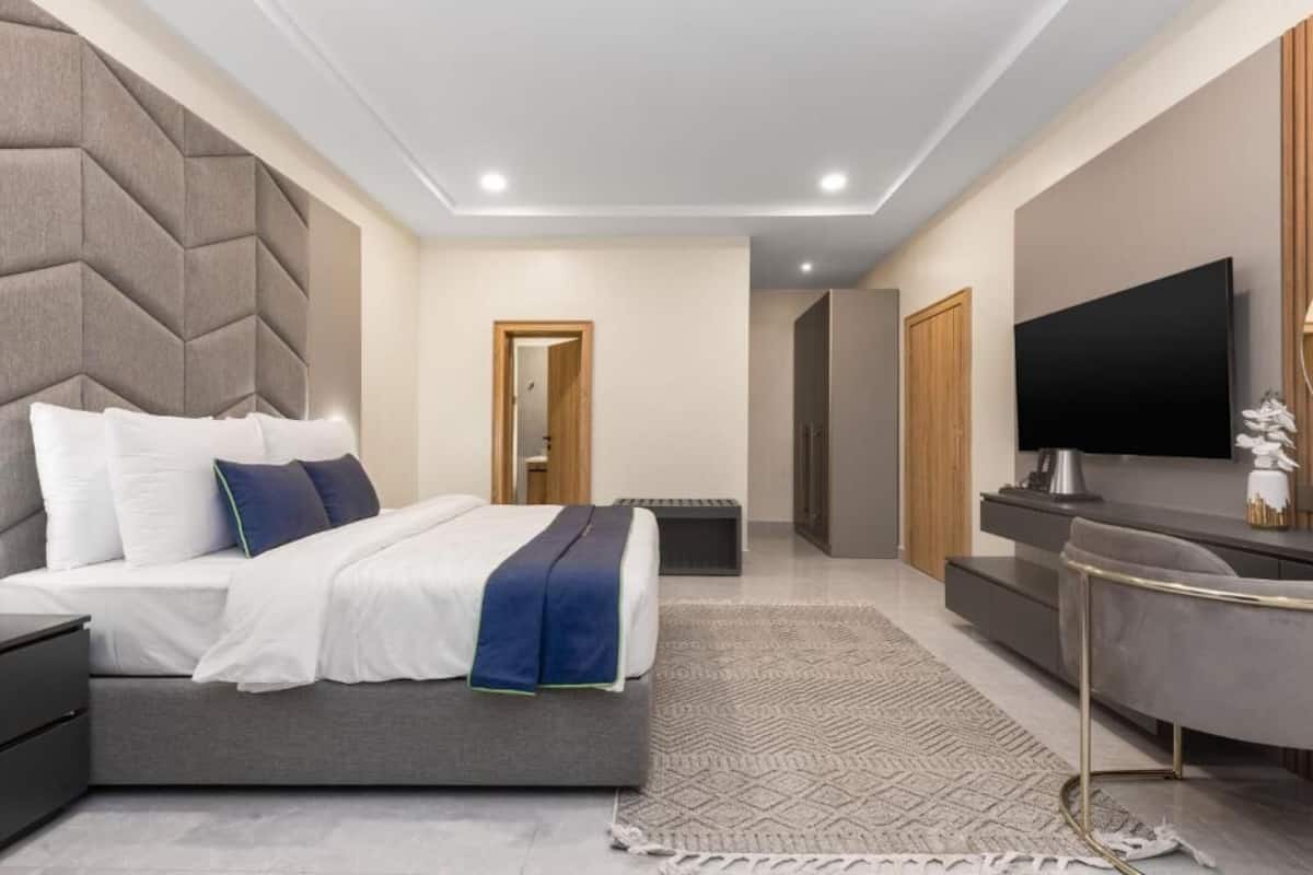 In-room safe, desk, laptop workspace, soundproofing
