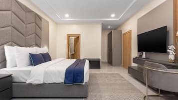 Standard Studio, Balcony, Courtyard View | In-room safe, desk, laptop workspace, soundproofing