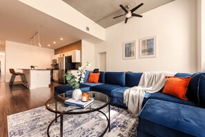 Living area - Big 2BR Loft Downtown Pittsburgh | Rooftop Access (Pittsburgh)