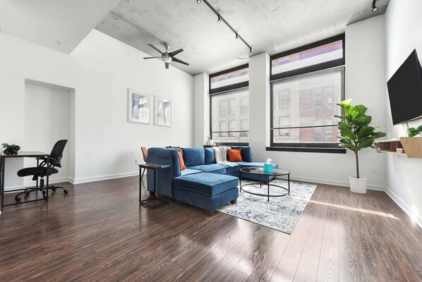 Living area - Big 2BR Loft Downtown Pittsburgh | Rooftop Access (Pittsburgh)