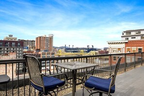 Outdoor dining - Big 2BR Loft Downtown Pittsburgh | Rooftop Access (Pittsburgh)