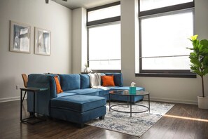Living area - Big 2BR Loft Downtown Pittsburgh | Rooftop Access (Pittsburgh)