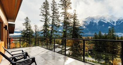 Modern Chalet with Stunning Mountain Views just 30 min from Whistler