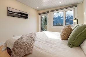 3 bedrooms, WiFi, bed sheets - Modern Chalet with Stunning Mountain Views just 30 min from Whistler (Pemberton)