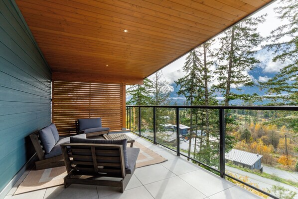 Terrace/patio - Modern Chalet with Stunning Mountain Views just 30 min from Whistler (Pemberton)