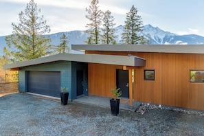 Exterior - Modern Chalet with Stunning Mountain Views just 30 min from Whistler (Pemberton)