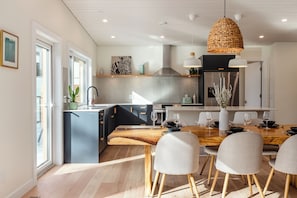 Microwave, oven, stovetop, dishwasher - Modern Chalet with Stunning Mountain Views just 30 min from Whistler (Pemberton)