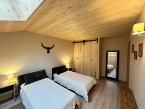 4 soverom, skrivebord, strykejern/-brett og reiseseng for barn
