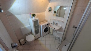 Shower, hair dryer, toilet paper - Vacation home Küstenglück Family vacation with dog on the North Sea beach in Dorum-Neufeld (Wurster Nordseeküste)