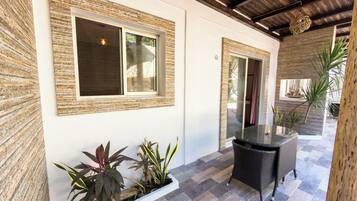 Habitación cuádruple Deluxe, vista al jardín | Vista del balcón