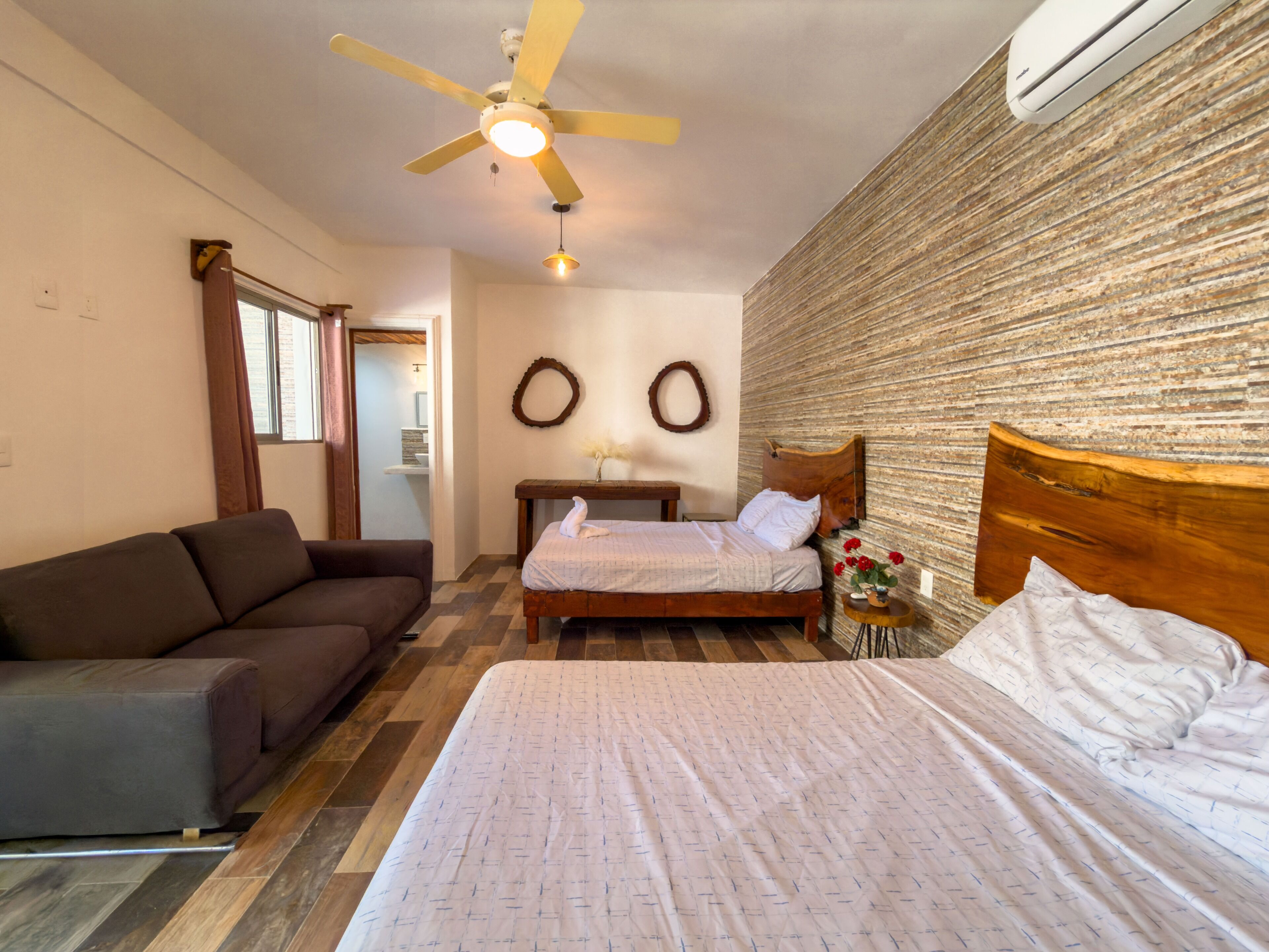 Habitación cuádruple Deluxe, vista al jardín | Caja de seguridad en la habitación y escritorio 