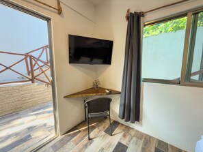 Caja de seguridad en la habitación y escritorio