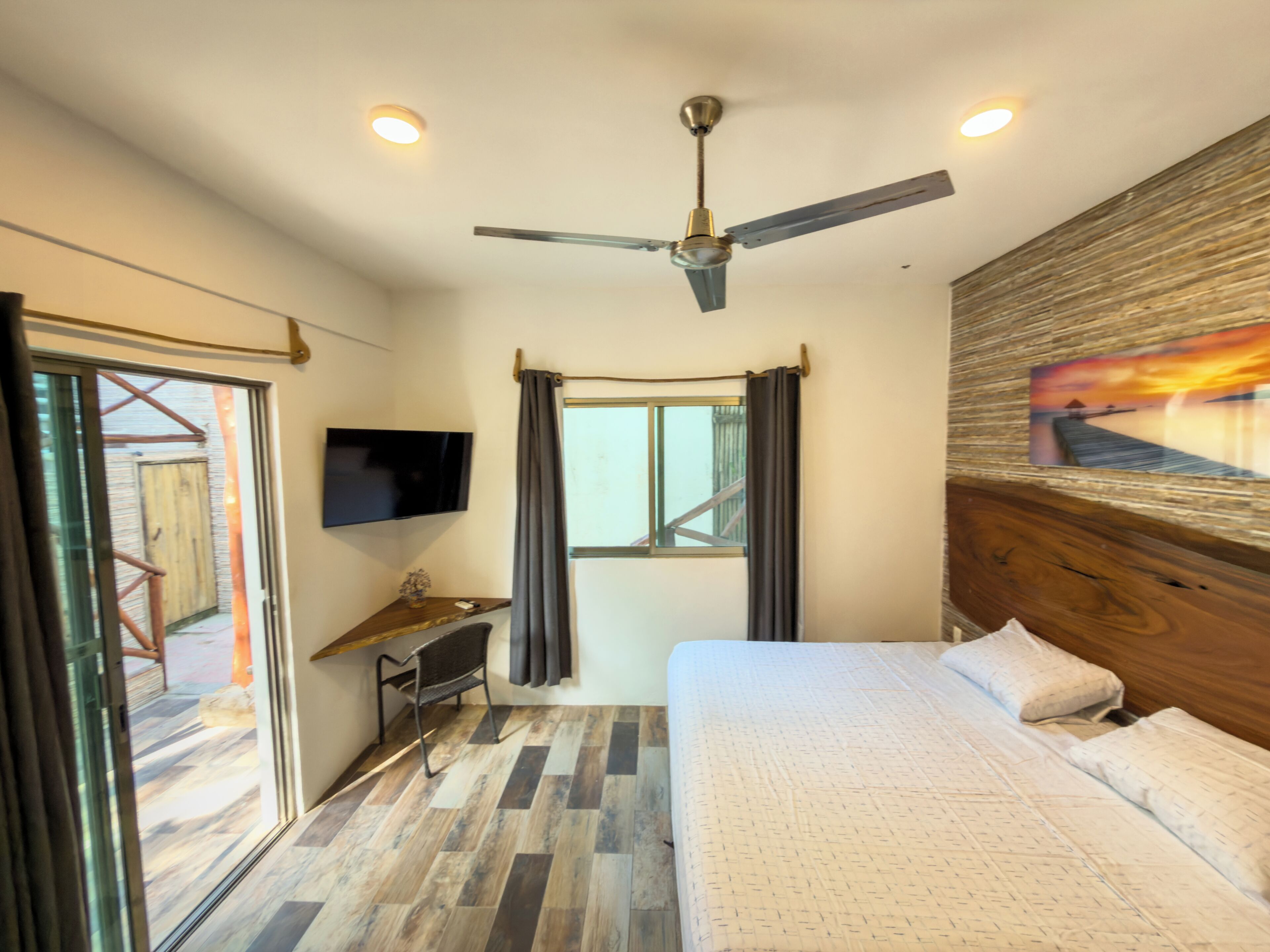 Caja de seguridad en la habitación y escritorio 