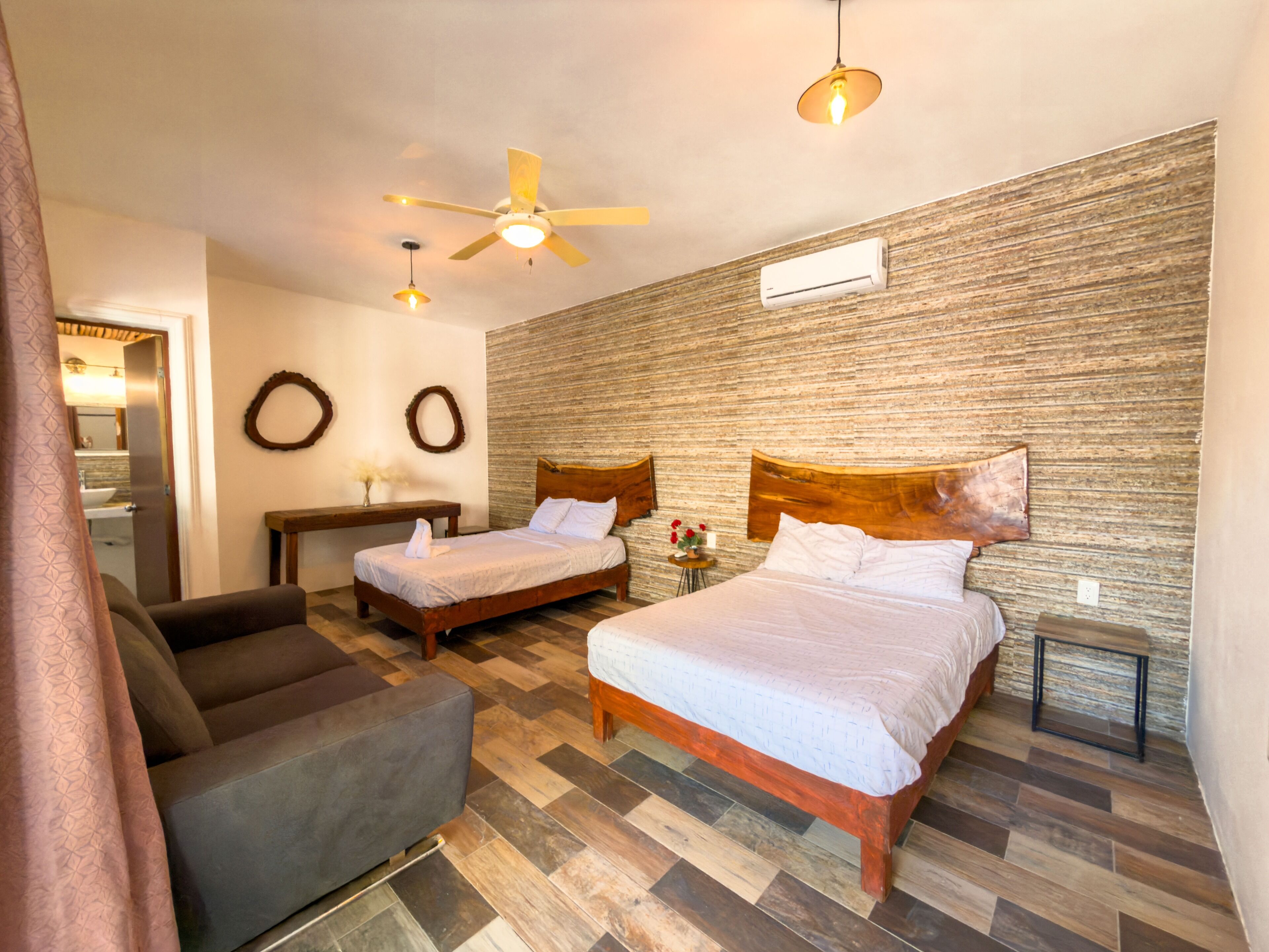 Habitación cuádruple Deluxe, vista al jardín | Caja de seguridad en la habitación y escritorio 