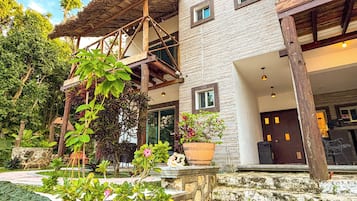 Vista frontal de la propiedad