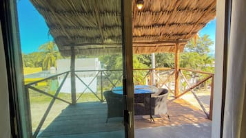 Caja de seguridad en la habitación y escritorio