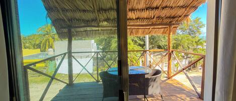 Tallelokero huoneessa, työpöytä