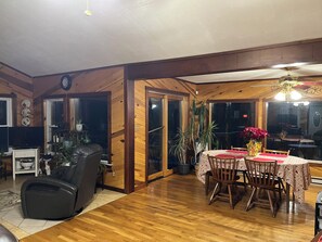 Dining - Cozy 2-bedroom in Red River Gorge area,Hot Tub, Pilots Knob Hiking Trail 2 mile (CLAY CITY)