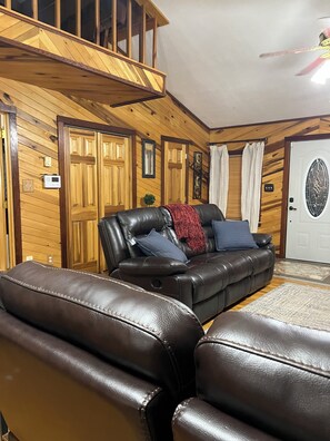 TV - Cozy 2-bedroom in Red River Gorge area,Hot Tub, Pilots Knob Hiking Trail 2 mile (CLAY CITY)