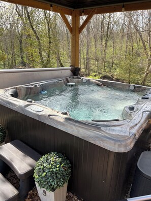 Outdoor spa tub - Cozy 2-bedroom in Red River Gorge area,Hot Tub, Pilots Knob Hiking Trail 2 mile (CLAY CITY)