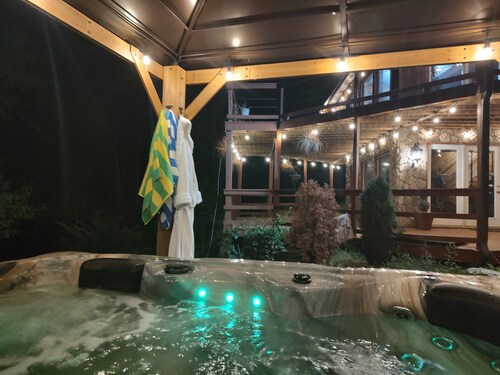 Cozy 2-bedroom in Red River Gorge area,Hot Tub, Pilots Knob Hiking Trail 2 mile