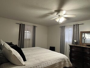 Iron/ironing board, travel cot, free WiFi, bed sheets - Cozy 2-bedroom in Red River Gorge area,Hot Tub, Pilots Knob Hiking Trail 2 mile (CLAY CITY)