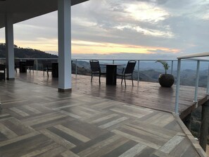 إطلالة على الشارع من المنشأة