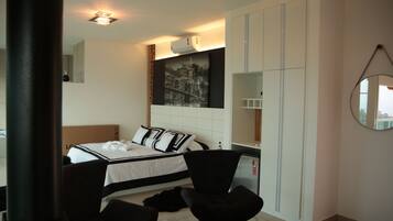 Desk, laptop workspace, free WiFi