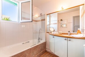 Haartrockner, Handtücher, Toilettenpapier