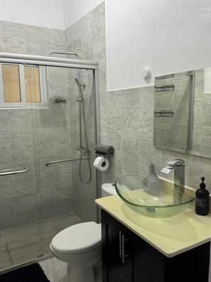 Regadera, toallas, jabón, papel de baño 