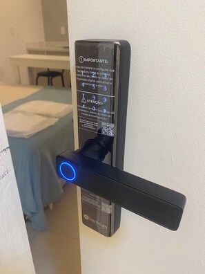 Una cerradura moderna con un código QR e instrucciones en portugués.