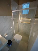Suite estándar, varias camas, Aire acondicionado | Baño