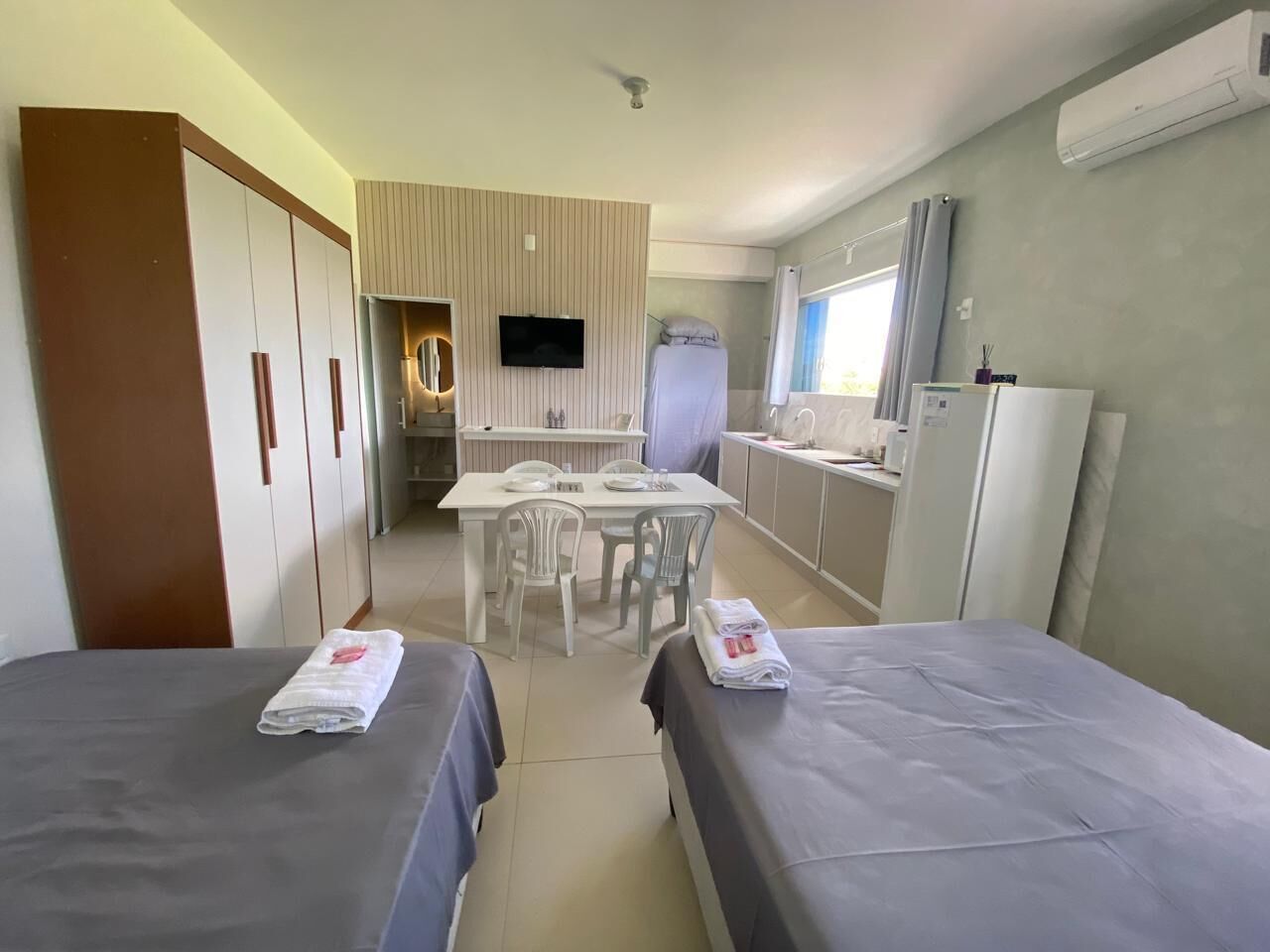 Suite estudio superior, 2 camas matrimoniales, aire acondicionado | Ropa de cama 