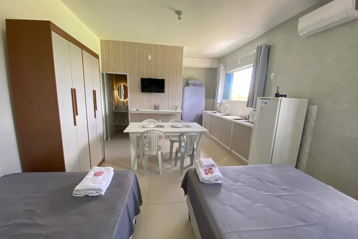 Suite estudio superior, 2 camas matrimoniales, aire acondicionado | Ropa de cama