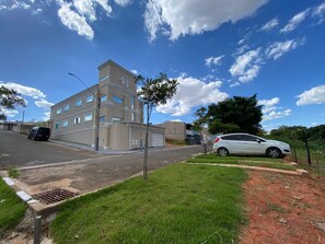 Vista frontal de la propiedad