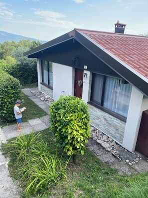 Exterior detail - Cozy vacation bungalow Tignale/Gardola - with a view of Lake Garda (Gardola)