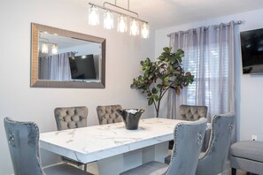 Dining - Mickey-Themed Family Retreat near Disney (Kissimmee)
