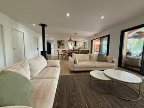 TV, fireplace - House in the Landes, in a quiet forest close to the ocean. (Vielle-Saint-Girons)
