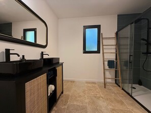 Regadera, secadora de cabello, toallas, papel de baño 