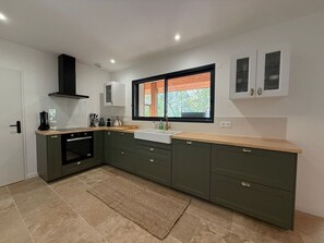 Microwave, oven, stovetop, dishwasher - House in the Landes, in a quiet forest close to the ocean. (Vielle-Saint-Girons)
