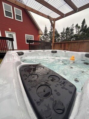 Outdoor spa tub - The Rustic Roost (Brigus Junction)