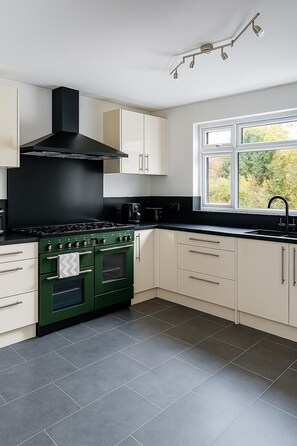 Fridge, microwave, oven, stovetop - Charming 3BR Sleeps 7 Contractor Stay Driveway (Hale Barns)