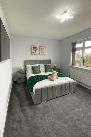3 bedrooms, iron/ironing board, free WiFi, bed sheets - Charming 3BR Sleeps 7 Contractor Stay Driveway (Hale Barns)