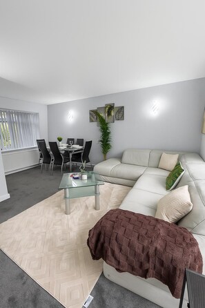 Smart TV, fireplace, ping pong - Charming 3BR Sleeps 7 Contractor Stay Driveway (Hale Barns)