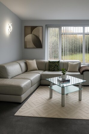 Smart TV, fireplace, ping pong - Pleasant 3-bedroom house in Hale Barns perfect for relaxing stays (Hale Barns)